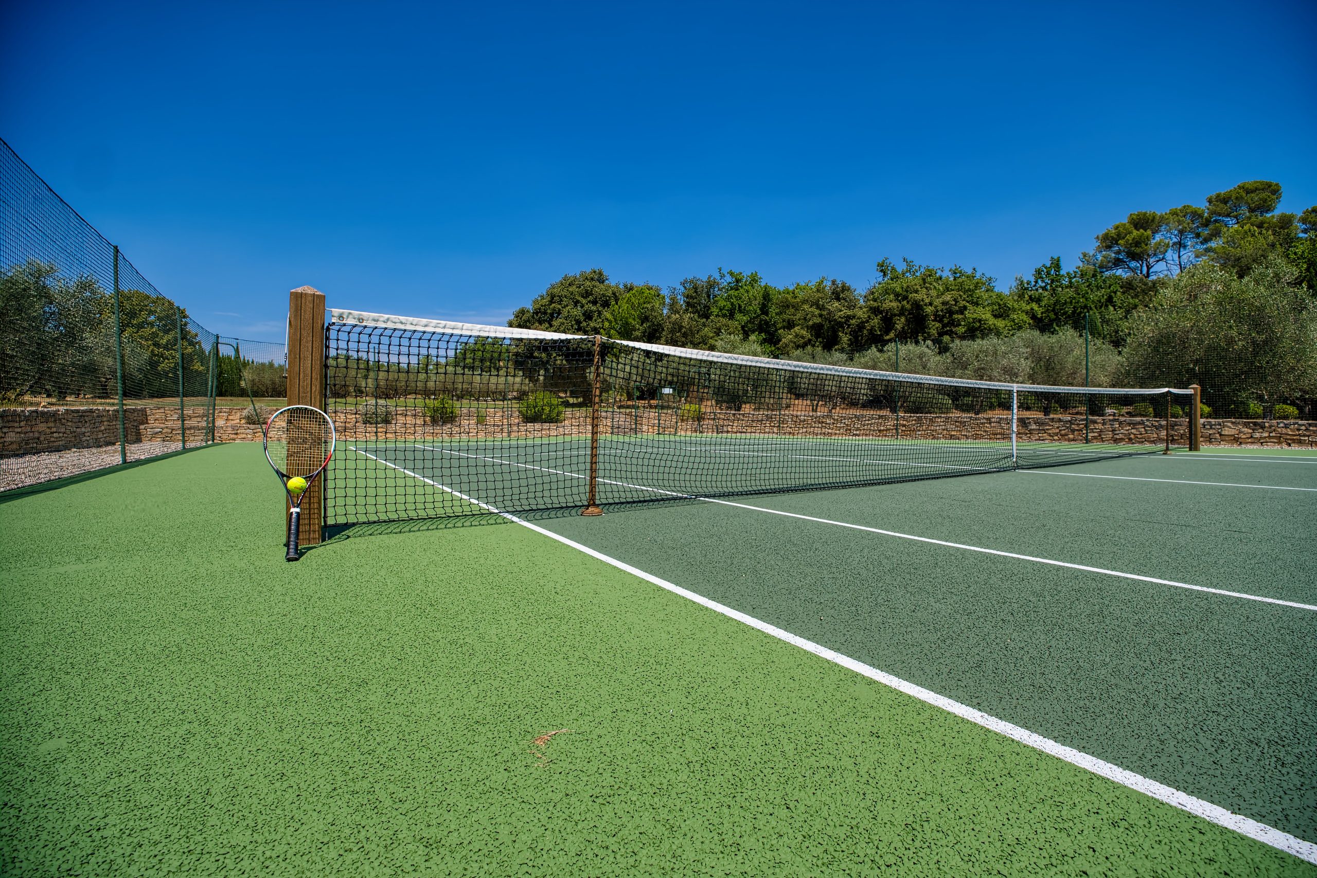 Court de tennis privé au cœur du domaine de La Bastide Brûlée en Provence
