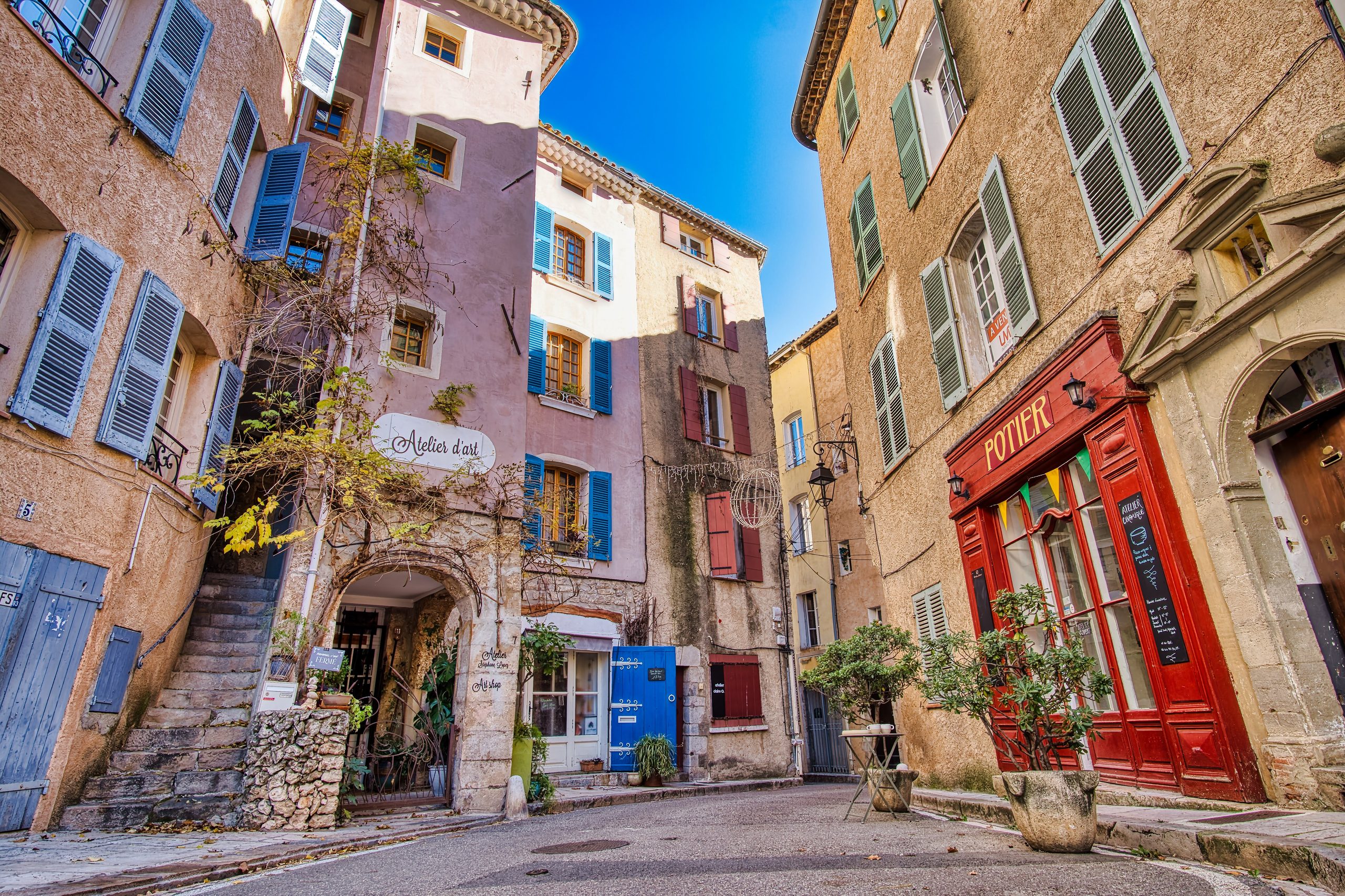 Ruelles pittoresques et façades de pierre des villages de caractère du Haut-Var en Provence Verte